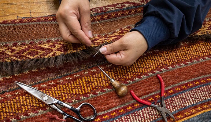 rug repairing by hand tool
